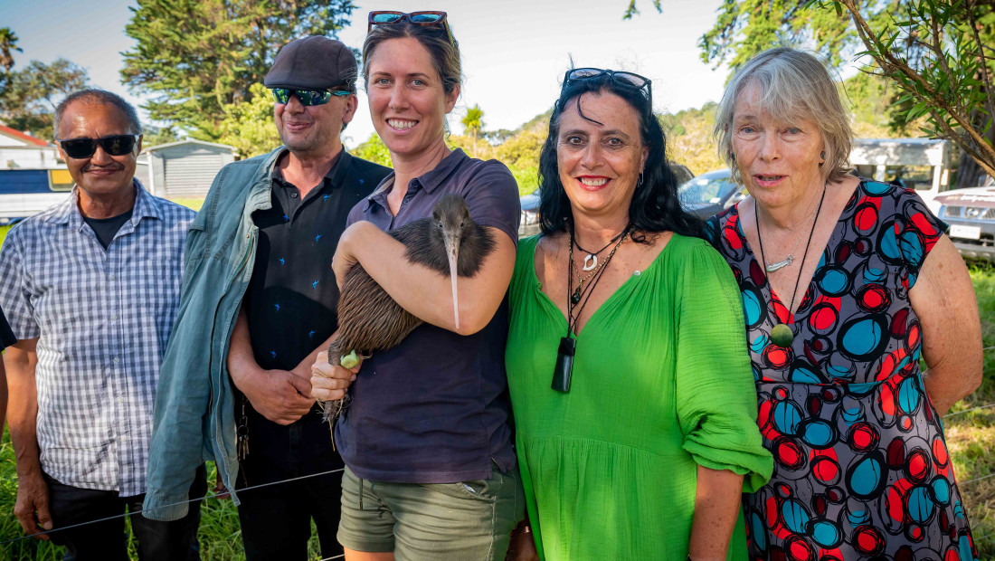 Te Parawhau and Friends of Matakohe Limestone Island representatives with kiwi Te Ao Tahi Photo Kieran Pullman